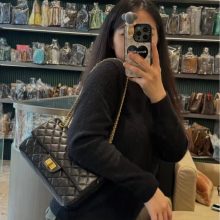 chanel-black-quilted-chain-shoulder-bag-01